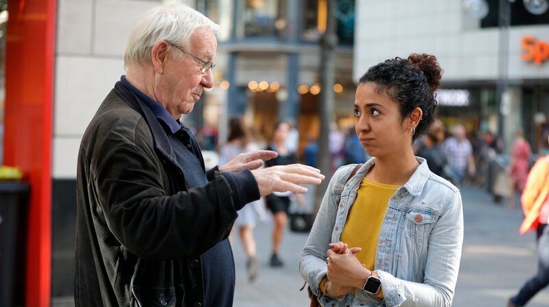 Ein Fall für Armin Maiwald (li.) und Maus-Reporterin Siham El-Maimouni (re.): Um zu zeigen was mit jemanden passiert, der bei etwas Verbotenem erwischt wird, bittet Armin Siham, in die Rolle einer jungen Ladendiebin zu schlüpfen. – Bild: WDR/​Flash Film