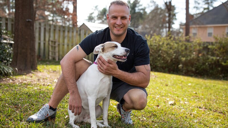 Jeff petting Ru while looking at the camera. – Bild: David Clawson /​ Animal Planet /​ Discovery Communications, LLC