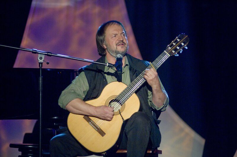 Aus: „Fredl Fesl – Das Beste! Melankomisches Musikkabarett“ Der bayerische Musiker und Sänger Fredl Fesl. – Bild: BR/​Ralf Wilschewski