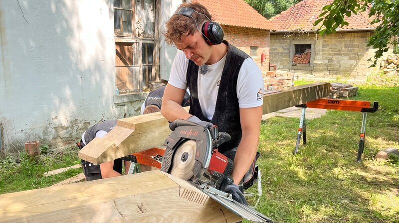 Feinarbeit mit Stechbeitel: Lasse Thum bearbeitet einen neuen Eichenbalken – hier entsteht ein schräges Hakenblatt für die Verbindung im Fachwerk. – Bild: NDR/TVN FACTUAL ENTERTAINMENT GmbH Feinarbeit mit Stechbeitel: Lasse Thum bearbeitet einen neuen Eichenbalken – hier entsteht ein schräges Hakenblatt für die Verbindung im Fachwerk. – Bild: NDR/TVN FACTUAL ENTERTAINMENT GmbH