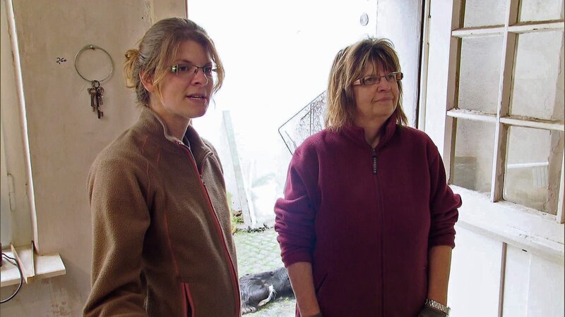 Zerbricht ein Traum vom Eigenheim an einem Streit? Myriam (li.) und Mama Hilda (re.) sind mal wieder nicht einer Meinung … – Bild: RTL II