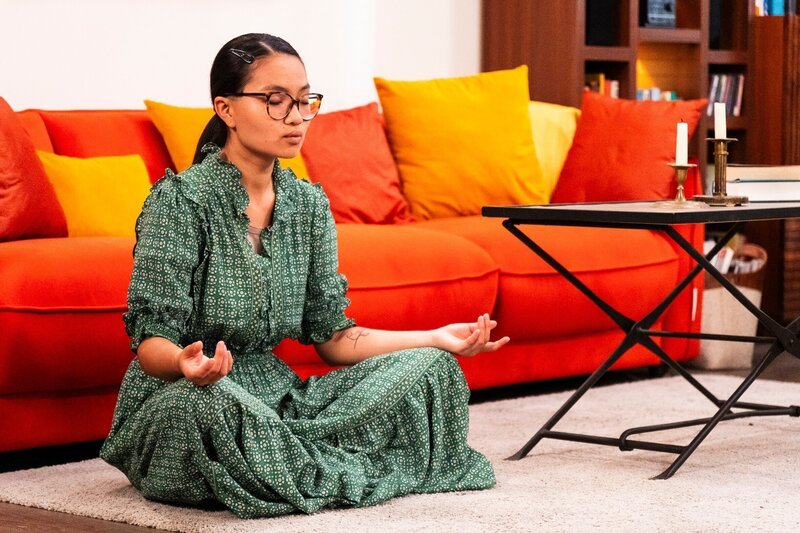 Lien (Nui Nguyen) probiert Meditation aus, um sich besser beim Lernen konzentrieren zu können. – Bild: Lena Semmelroggen /​ BR
