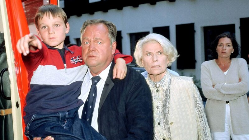 Ein Junge scheint den Mann erkannt zu haben, der den Brief mit der Bombe im Kinderheim abgegeben hat. Er hat ihn unter den Schaulustigen erkannt und zeigt Kehler (Wolfgang Bathke, 2.v.l.) und der Heimleiterin Hildegard Lorentz (Hannelore Minkus, M.) den Verdächtigen. – Bild: RTL