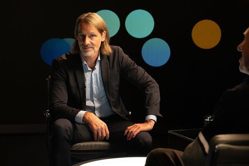 Richard David Precht begrüßt in seiner Sendung Den 1959 in England geborenen Philosoph und Transhumanist David Pearce. – Bild: ZDF und nrf