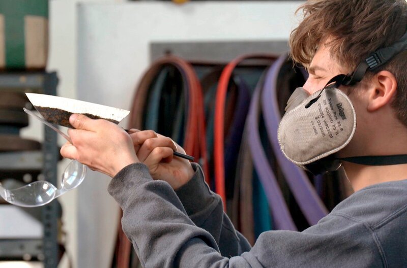 Jonathan Schubert mit einer selbst geschmiedeten Messerklinge – Bild: SWR