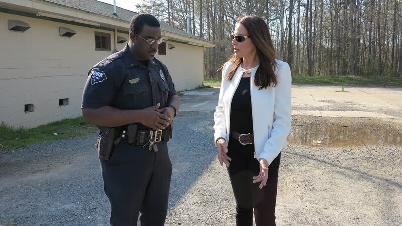 Aphrodite speaks with Lt. Gwinn outside of the laundromat. – Bild: TLC