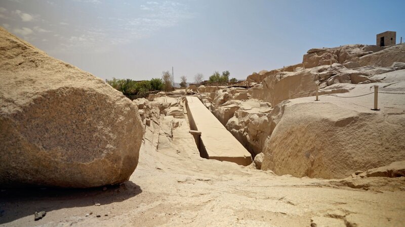 Aegypten Welt der Pharaonen – EP Metropolen Im Rosengranit-Steinbruch bei Assuan findet man auch einen „unvollendeten Obelisken. Er verrät, wie die Ägypter die riesigen Steinnadeln fertigten. Mit einer Länge von 42 Metern und einem Gewicht von 1.100 Tonnen wäre er die größte Steinsäule des Alten Ägypten geworden. Er wird vermutlich aufgrund von Rissen nicht fertiggestellt.  Fotograf/​Kameramann:  Adnane Korchyou/​© Gruppe 5 Filmproduktion GmbH – Bild: THE HISTORY CHANNEL /​ © Gruppe 5 Filmproduktion GmbH