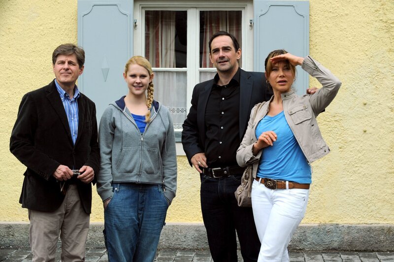 Stolz präsentiert Mike das Ergebnis seines Foto-Shootings. Von links: Roland Bamberger (Horst Kummeth), Yvonne (Alexa Eilers), Mike (Harry Blank) und Trixi Preissinger (Doreen Dietel). – Bild: BR/​Marco Orlando Pichler