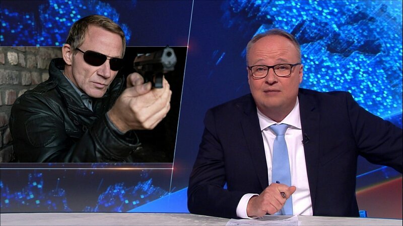 Overbeck (Roland Jankowsky) zu Gast bei Oliver Welke in der „heute Show“. – Bild: ZDF Enterprises GmbH /​ Thomas Kost /​ Jonas Plöger /​ Uwe Schäfer
