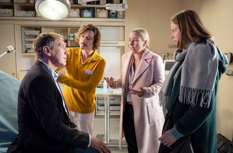 Louisas (Llewellyn Reichman, r.) Eltern werden von Lucas (Nils Brunkhorst, 2.v.l.) in der Notaufnahme versorgt. Karl (Jens Schäfer, l.) und Susanne Neukamm (Birgit Würz, 2.v.r.) hatten einen Autounfall. – Bild: ARD/​Felix Abraham
