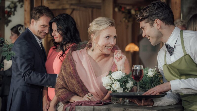 Um ihre Liebesleben aufrechtzuerhalten, haben sich Grace (Dana Golombek, vorne) und ihr Mann Alfie (Mathias Herrmann, li.) eine Lizenz zum Seitensprung gegeben. – Bild: JON AILES /​ ZDF