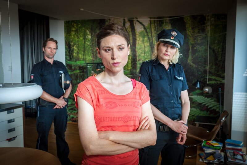 Mattes (Matthias Schloo) und Melanie (Sanna Englund, r.) konfrontieren Rebecca Dahms (Lena Ehlers, M.) damit, dass sie Aussagen zufolge mit Sophie gestritten hat, obwohl sie behauptet hatte, das Mädchen nicht gesehen zu haben. – Bild: ZDF und Boris Laewen