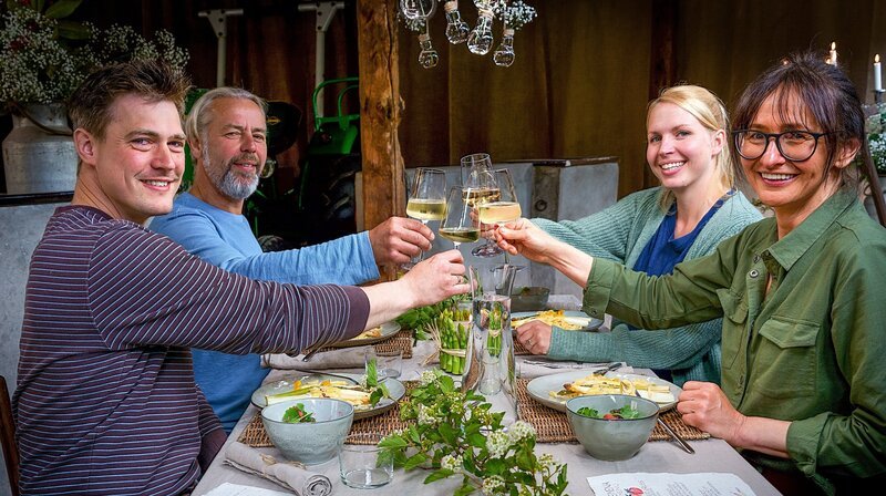 Die Gruppe isst auf Beas Hof in einem alten, umgebauten Pferdestall. (v.l.n.r.: Jens, Henning, Anna und Bea) – Bild: NDR/​Doclights/​Marc Vorwerk