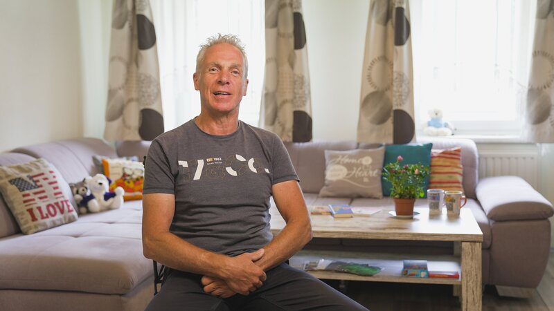 Ernst, 60, Restaurantfachmann aus der Steiermark, glaubt an die große Liebe. „Ich bin davon überzeugt, dass ich nicht für die Einsamkeit geboren bin“, sagt der Ennstaler. Die Richtige stellt Ernst sich so vor: „Dunkler Typ, nicht zu klein, keine Veganerin und nichts zu Extremes, weder politisch noch religiös. Sportlich wäre super und wenn sie Tennis spielt, wäre das ein Jackpot – das ist mein liebstes Hobby.“ Das beweist er dann auch gleich in seinem „Liebesgschichten – Portrait“. Beim Alter ist der sportliche Steirer offen: „Ende 40 bis 60 kann sie sein. Die Zukünftige kann aus ganz Österreich kommen oder auch aus Deutschland oder der Schweiz.“ Ernst ist ein klassischer Stier, findet er: geradlinig, treu, bodenständig. Er glaubt fest daran, dass manche Sternzeichen besser zusammenpassen. „Stier, Jungfrau, Steinbock, Skorpion – das könnte gut harmonieren. Mit Zwillingen läuft es eher nicht so gut – die sind zu lebhaft“, lacht er. Ernst hatte drei langjährige Beziehungen: „Die erste – auch eine Stierdame – hat super gepasst, aber ich war noch zu unreif. Bei der zweiten, einer Steinbock-Frau, war von meiner Seite aus noch keine finanzielle Sicherheit da. Dann erlebte ich acht Jahre lang ein ewiges On-Off mit einer Fisch-Dame.“ Dass Ernst keine Kinder hat, beschäftigt ihn: „Wenn mir eine Frau schreibt, die schon ein Kind hat, wäre das deshalb sehr schön für mich.“ Wenn Ernst eine Frau liebt, haut er sich kräftig ins Zeug: „Ich habe einer damaligen Partnerin um fünf Uhr in der Früh im Winter das Auto ausgeschaufelt, weil ich wusste, sie muss am Morgen zeitig weg. Solche romantischen Gesten würde ich für die Zukünftige auch machen.“ Nur tanzen – das ist nicht so seines, aber ausschließen würde der Restaurantfachmann es auch nicht: „Wenn sie Geduld mit mir hat, werde ich es schon versuchen.“ Ob Körperspannung vorhanden ist, will Nina Horowitz wissen. „Zwar nicht wie beim Elektriker – aber a Spannung is scho da!“, gibt sich der Steirer selbstironisch. – Bild: ORF/​Talk TV/​Wout Kichler