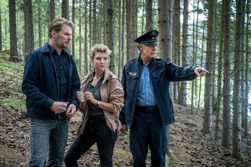 v.l.n.r.: Karina Szabo (Lara Mandoki), Kai Scheve (Robert Winkler), Susanne Zetkin (Julia Borchardt) – Bild: ZDF/​Uwe Frauendorf