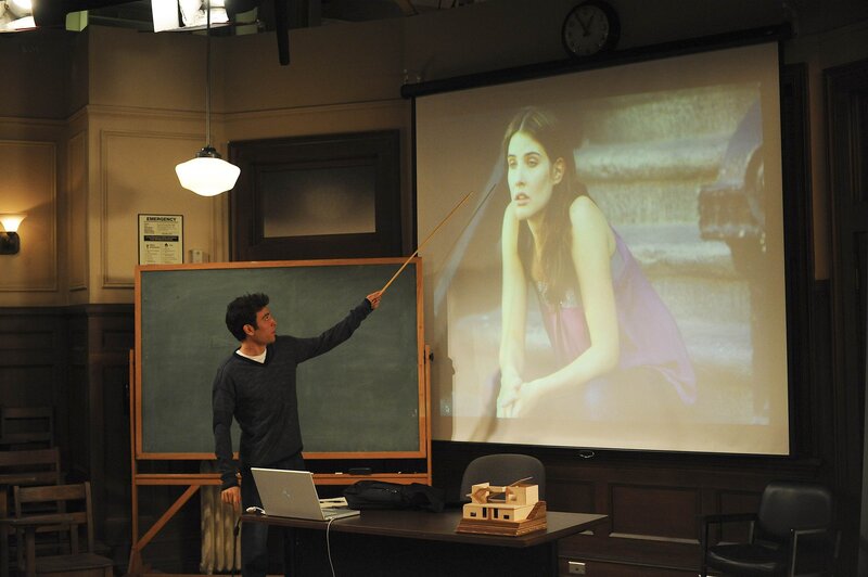 Ted (Josh Radnor, l.) gibt seinem Kumpel Barney im Hörsaal der Uni eine Art Robin-Grundkurs. Barney erfährt auf diese Weise, wie er in der Beziehung zu Robin Fehler vermeiden kann, und Ted übt sich in der Kunst der Vorlesung, damit er sicherer vor seine Studenten treten kann …. – Bild: 20th Century Fox International Television Lizenzbild frei