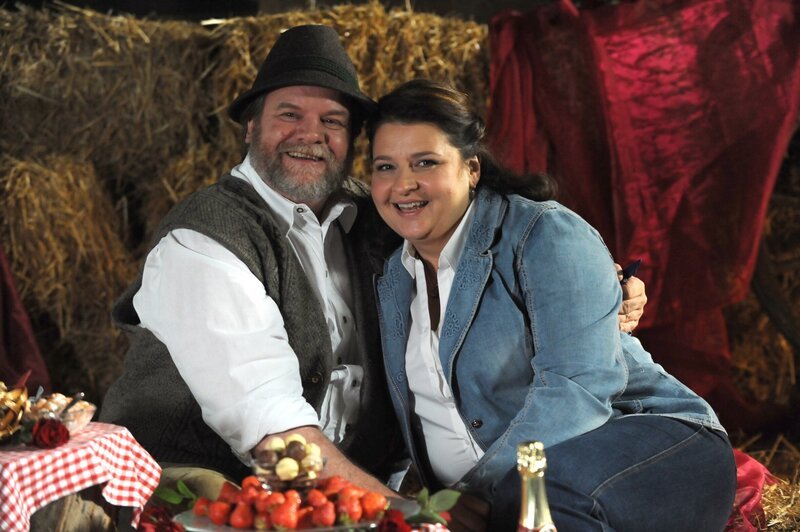 Stadlbauer überrascht Moni mit einem romantischen Picknick. Von links: Benedikt Stadlbauer (Andreas Geiss) und Monika Vogl (Christine Reimer). – Bild: BR/​Marco Orlando Pichler