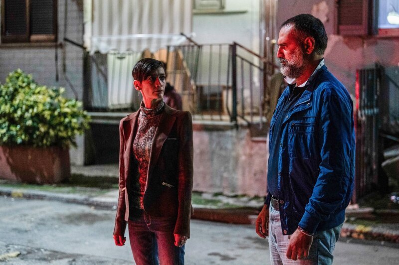 Gennaros treuer Adjutant O’Maestrale (Mimmo Borrelli) und seine Frau Luciana (Linsay Rousseau). – Bild: ORF/​Beta Film/​Marco Ghidelli