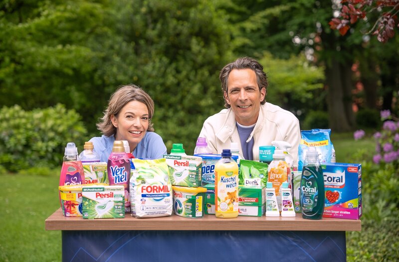 In „Die Tricks mit Waschmittel, Weichspüler und Co.“ finden Anna Planken und Jo Hiller: Nicht alles, was duftet, reinigt auch. Und nicht alles, was glänzt, ist gut für Gesundheit oder Umwelt. – Bild: NDR/​Annika Helms