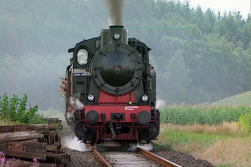 Seit 1982 befährt der Dampfzug des Museums-Eisenbahn-Clubs Losheim (MECL) ein 15 km langes Streckenstück der ehemaligen Merzig-Büschfelder Eisenbahn. – Bild: SWR