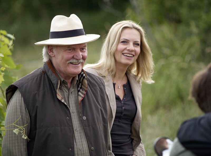 In den Rieden: Gottfried Schnell (Wolfgang Hübsch) mit seiner Kellermeisterin Claudia Plattner (Susanne Michel). – Bild: BR/​ARD/​ORF/​Miguel Dieterich