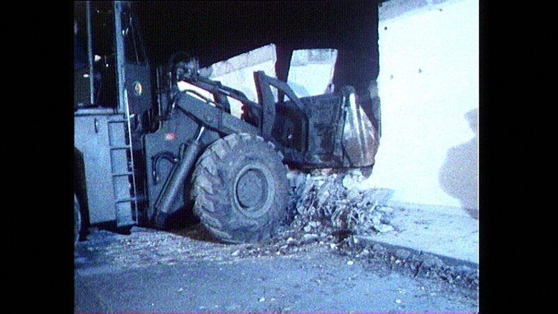 Nachtleben in Berlin (Ost und West) im Jahr 1990: im Namen der Wiedervereingung Berliner Bühnenkünstler reißt ein Bagger die Berliner Mauer an einer Stelle ein. – Bild: rbb, BR
