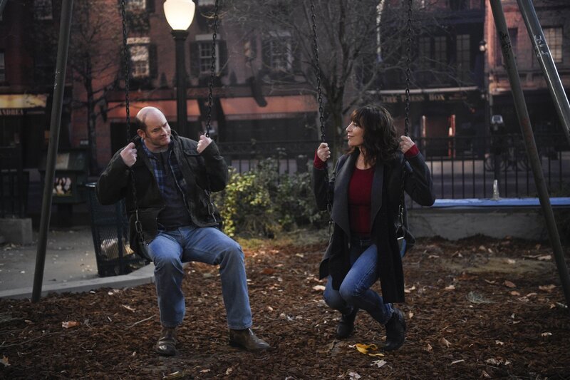 Tush (David Koechner, l.); Randy (Katey Sagal, r.) – Bild: CBS Broadcasting, Inc.