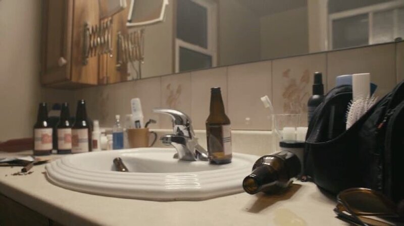 Wachbecken mit mehreren Bierflaschen – Bild: RTL /​ Cineflix