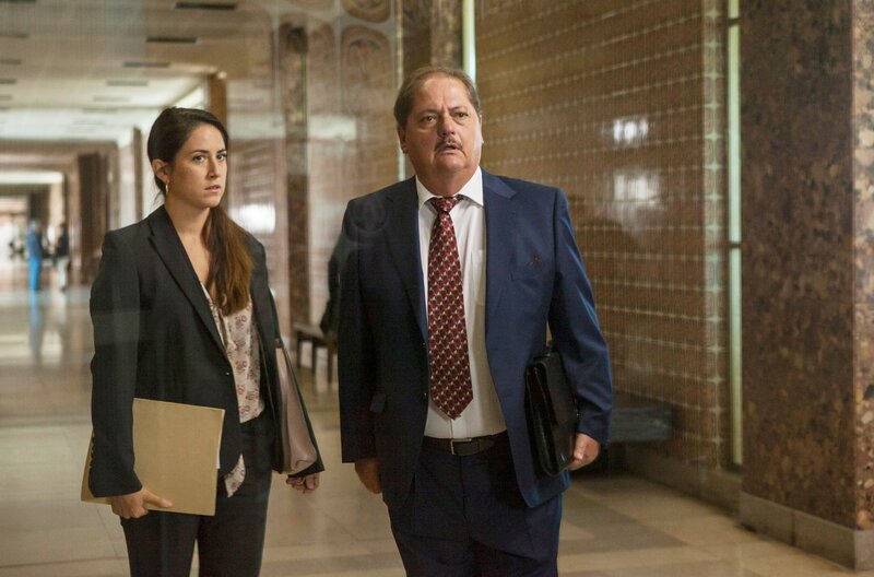 Anwalt Eduardo (Jürgen Tarrach) und Assistentin Marcia (Vidina Popov) glauben an die Unschuld ihrer Mandantin. – Bild: ARD Degeto/​Armanda Claro