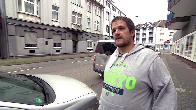 Jemand hat es auf Lauras und Stefans Auto abgesehen. – Bild: RTL Zwei