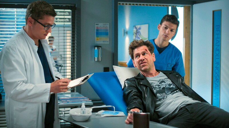 Dr. Elias Bähr (Stefan Ruppe, l.) und Florian Osterwald (Lion Wasczyk, h.) haben einen extrem coolen Patienten, Tommy Pohlsen (Andreas Nickl, r.), mit dem Florian sich auf Anhieb versteht, während Elias sich alt und spießig vorkommt. – Bild: ARD/​Jens-Ulrich Koch
