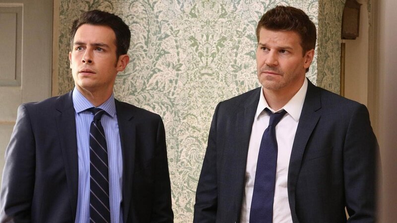 Aubrey (John Boyd, l.) und Booth (David Boreanaz) besuchen die Tochter des Opfers und finden es eigenartig, dass diese das Verschwinden der Mutter nicht gemeldet hat. – Bild: TVNOW /​ FOX