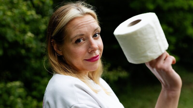 Zum ersten Mal spürt Birgit (40) ihre Reizblase auf einer Reise: „So einen plötzlichen Drang habe ich vorher noch nicht erlebt – ich konnte nur noch in die Knie gehen.“ – Bild: ZDF