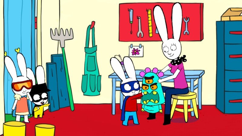 Mama (r.) hat für Simon (2.v.r.), Franz (2.v.l.) und Lou (l.) extra ein Monsterkostüm zum Spielen genäht. – Bild: ZDF und GO-N Productions