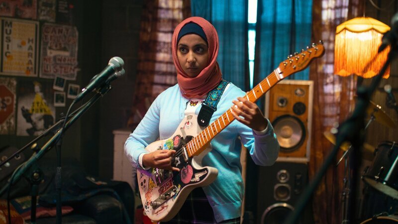 Amina (Anjana Vasan) fasst all ihren Mut, um der Band „Lady Parts“ vorzuspielen – doch kann sie sie überzeugen? – Bild: ZDF und Diana Olifirova