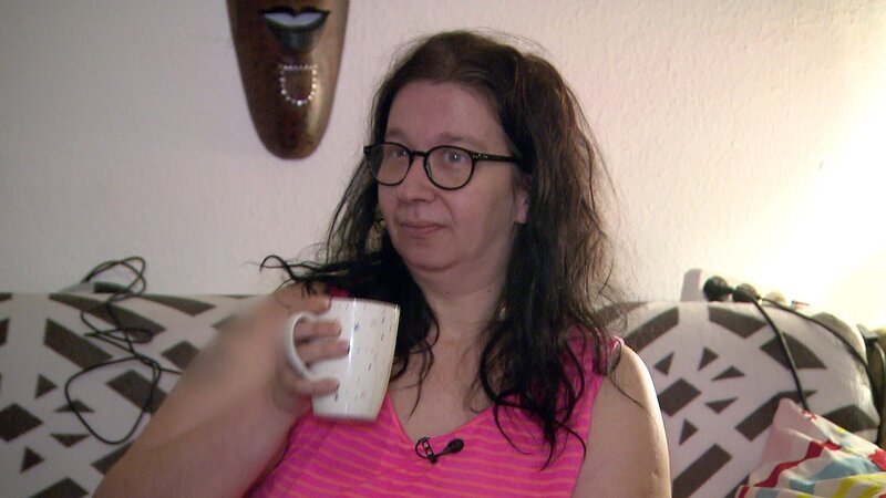 Jenny aus Gelsenkirchen-Horst hat einen Aushilfsjob ergattert und tritt heute ihre erste Frühschicht an. – Bild: RTLZWEI