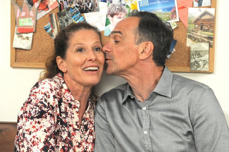 Annalena (Heidrun Gärtner) und Mike (Harry Blank) feiern zusammen mit der Familie Annalenas Geburtstag. – Bild: Marco Orlando Pichler /​ BR