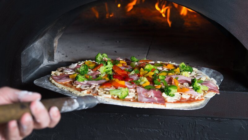 Delicious pizza going to hot stove burning by wood – Bild: FOTOGRAFEUSZ Mateusz Kuzniak Delicious pizza going to hot stove burning by wood – Bild: FOTOGRAFEUSZ Mateusz Kuzniak