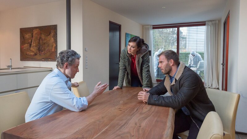 Peter Misselbach hat belastendes Material gegen den Umweltdezernenten Fritjof Böhme (Jörn Knebel, l.) gesammelt. Dann entdecken die Ermittler Pöhlmann (Dominic Boeer, r.) und Joost (Nike Fuhrmann, M.) auch noch Blutspuren des Opfers in Böhmes Mülltonne. – Bild: ZDF und Marc Meyerbroeker