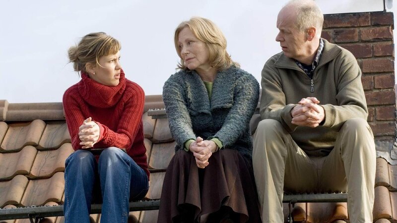 Anke (Maren Kroymann, Mi.) und Hendrik (Gottfried Vollmer) machen sich Sorgen um Alex (Wolke Hegenbarth). – Bild: RTL /​ Guido Engels