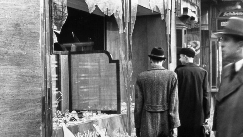 Geschäfte und Grundstücke, die Juden gehörten, waren das Ziel von bösartigen Nazi-Mobs während einer Nacht des Vandalismus, die als „Kristallnacht“ bekannt ist. – Bild: TVNOW