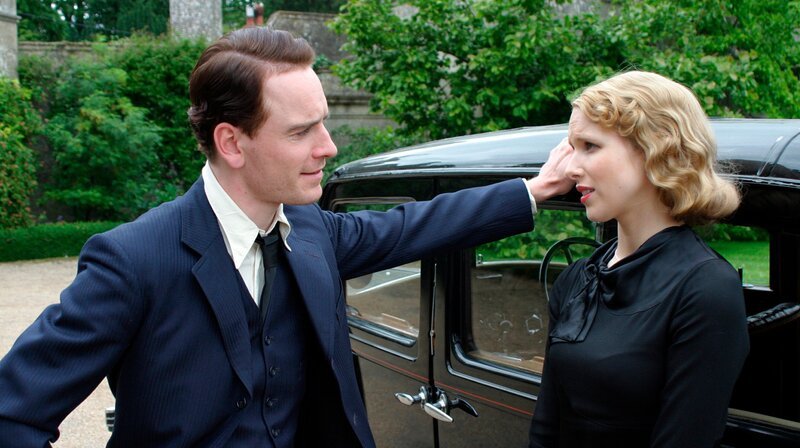 George Abernathy (Michael Fassbender, l.) und Susannah Henderson (Lucy Punch, r.). – Bild: WDR/​ITV plc (Granada International)