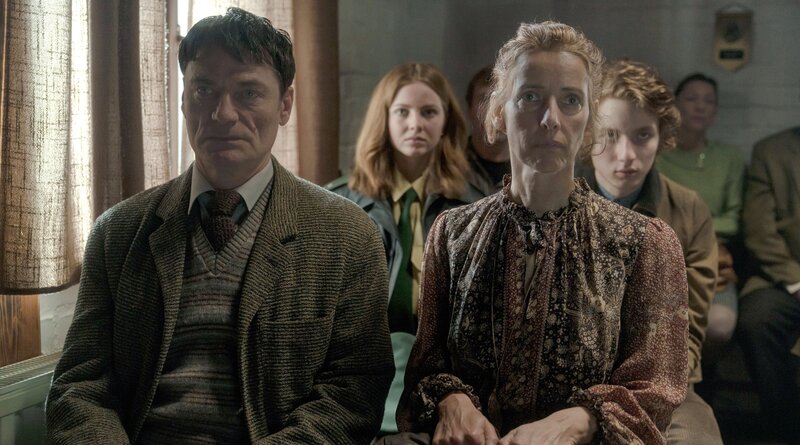 Krewlow: Arthur (Stefan Weinert) und seine Frau Minna (Uta Janietz) mit ihren Kindern Maggie (Alix Heyblom) und Kai (Julius Gause). – Bild: ARD Degeto/​Syrreal Dogs GmbH/​CBS Studios/​Stefan Erhard