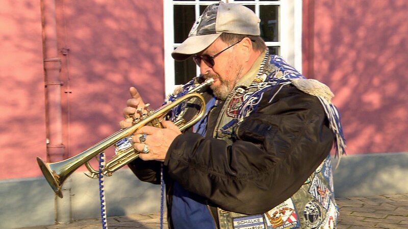 Zur Feier des Tages greift Willy zur Trompete – Bild: RTL Zwei