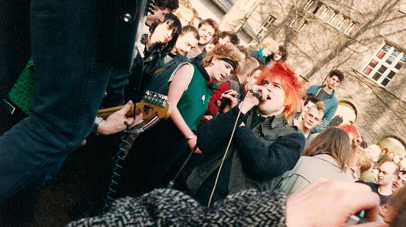Die Toten Hosen 1988 beim Konzert in Ost-Berlin. – Bild: BR/​SWR/​Holm Friedrich/​Holm Friedrich