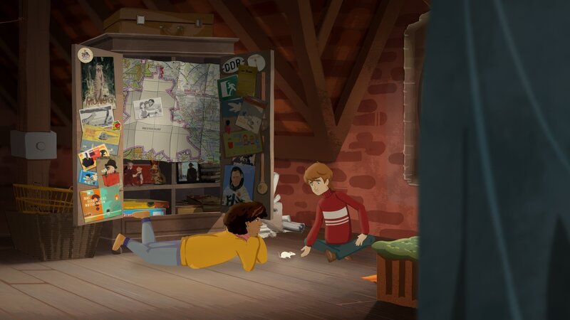 Auf dem Dachboden bewahrt Paul in einem Schrank seine wertvollsten Erinnerungsstücke auf. Millie und Paul beratschlagen, warum sich die Erwachsenen so merkwürdig verhalten. – Bild: ZDF/​Midieu Films/​Beside Production