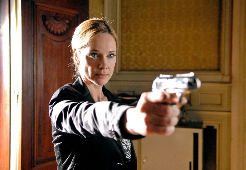 rbb Fernsehen COMMISSARIO LAURENTI – TOTENTANZ, Deutschland 2009, Regie Ulrich Zrenner. Die Mafia-Patin Tatjana Drakic (Ann-Kathrin Kramer) weiss sich ihrer Haut zu wehren. – Bild: rbb/​Degeto/​Svenja v. Schultzendo