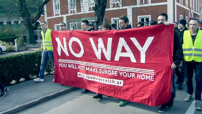 Demonstration gegen die ankommenden Geflüchteten in Spielfeld an der südsteirischen Grenze. – Bild: ORF