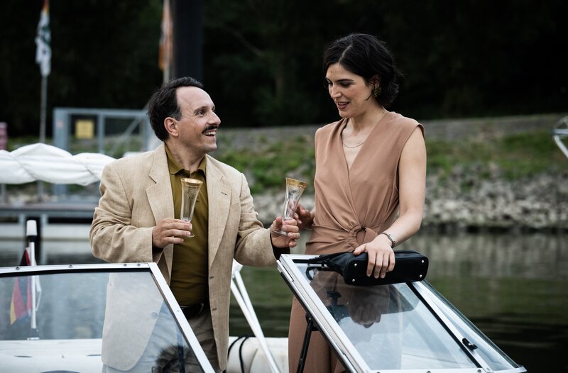 Carsten Heinrich (Stefko Hanushevsky, l.) flirtet mit Susanne (Sophia Burtscher, r.). – Bild: ARD/​Martin Valentin Menke