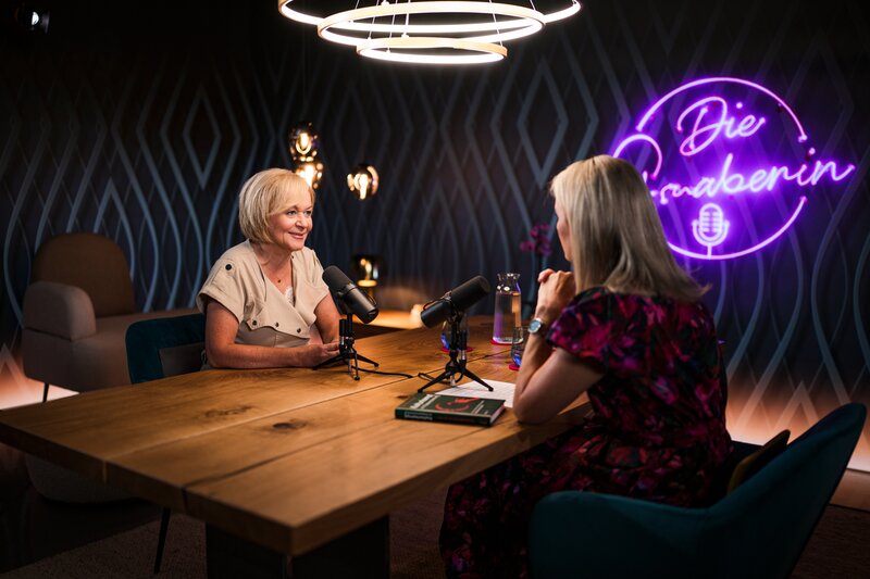 Monika Gruber (r.) und Susanne Wiesinger während ServusTVs „Die Gruaberin – Vodcast“ in Salzburg, Österreich. – Bild: ServusTV /​ Sebastian Marko